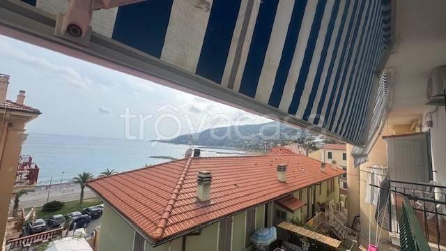 appartamento in vendita ad Ospedaletti in zona Porrine