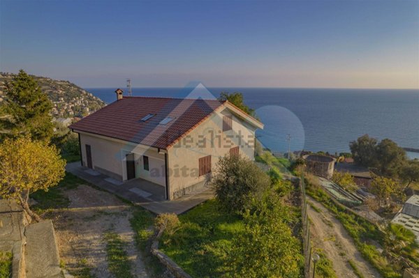 casa indipendente in vendita ad Ospedaletti