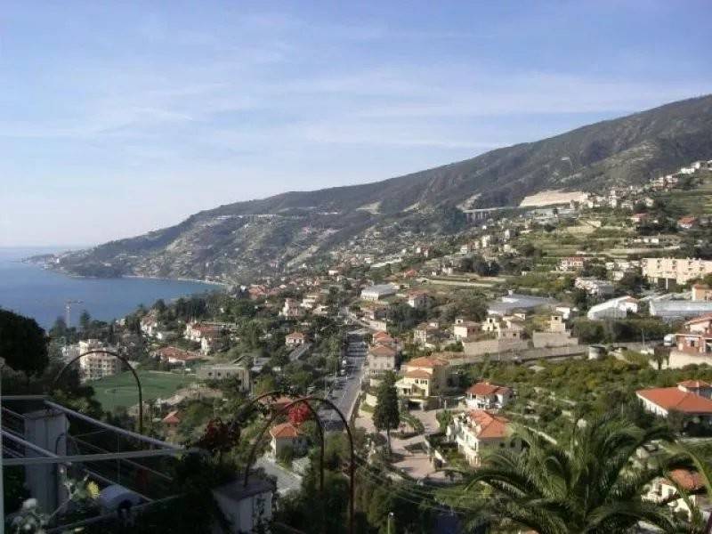 casa indipendente in vendita ad Ospedaletti