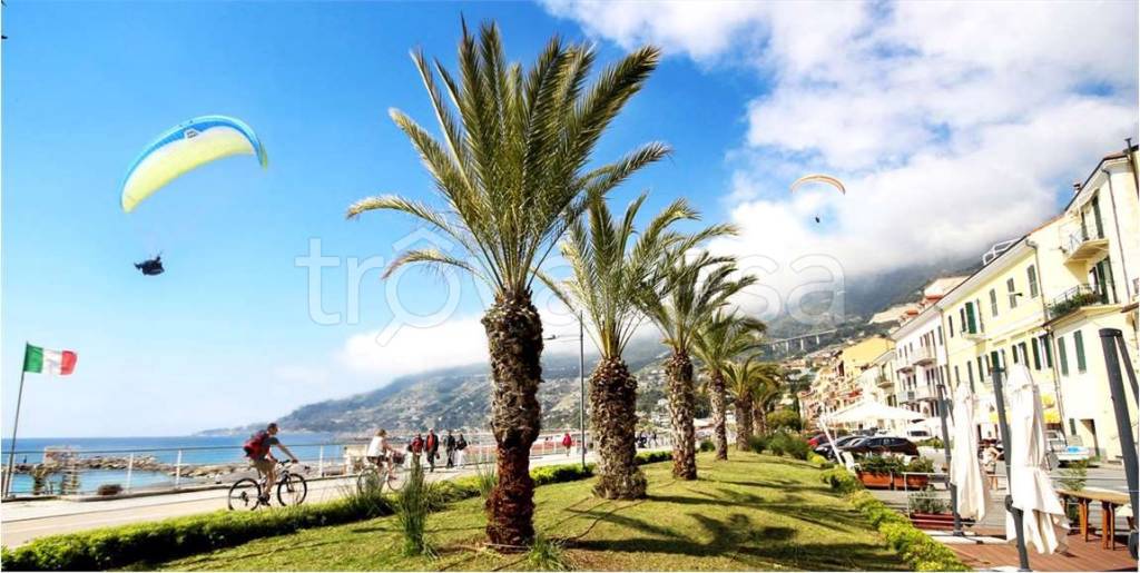 negozio in vendita ad Ospedaletti