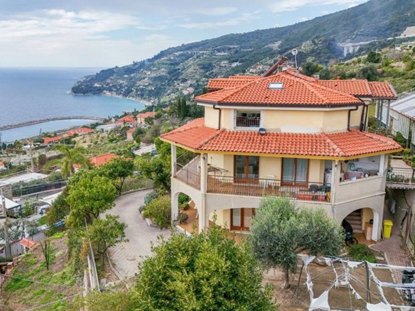 casa indipendente in vendita ad Ospedaletti