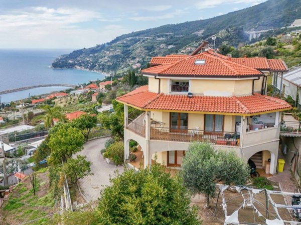casa indipendente in vendita ad Ospedaletti in zona Porrine