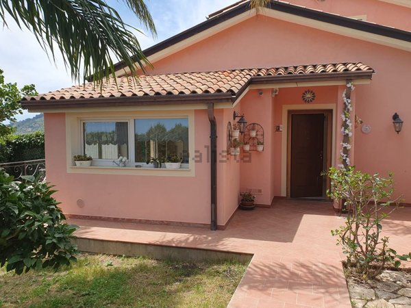 casa semindipendente in vendita ad Ospedaletti