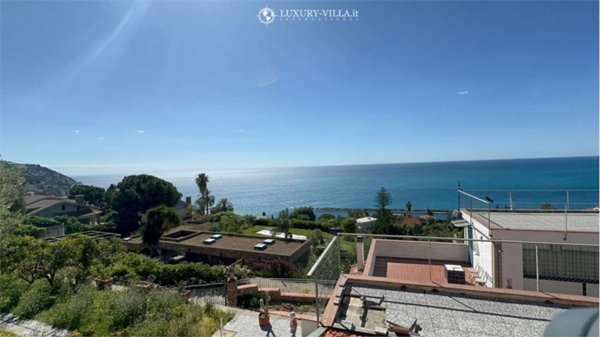 casa indipendente in vendita ad Ospedaletti