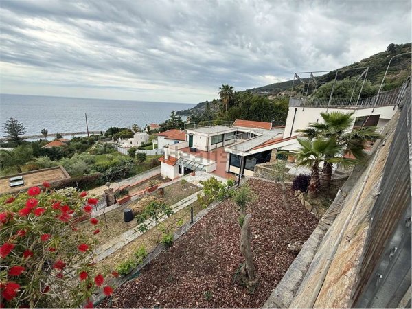 casa indipendente in vendita ad Ospedaletti