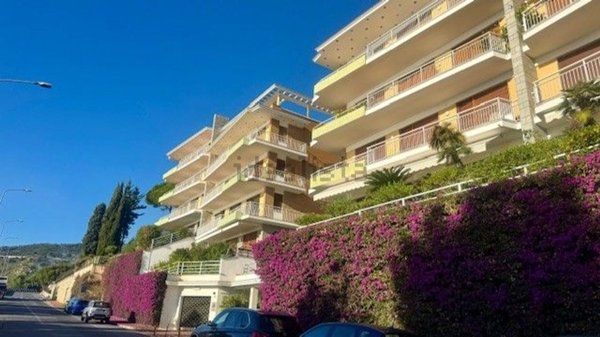 appartamento in vendita ad Ospedaletti in zona Porrine