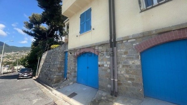 casa indipendente in vendita ad Ospedaletti in zona Porrine