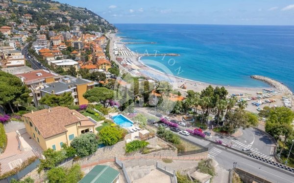 casa indipendente in vendita ad Ospedaletti in zona Porrine