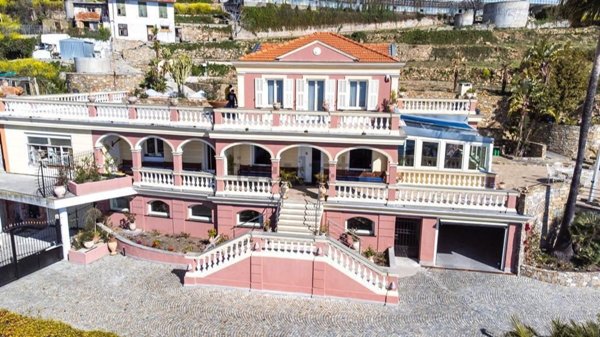 casa indipendente in vendita ad Ospedaletti in zona Porrine