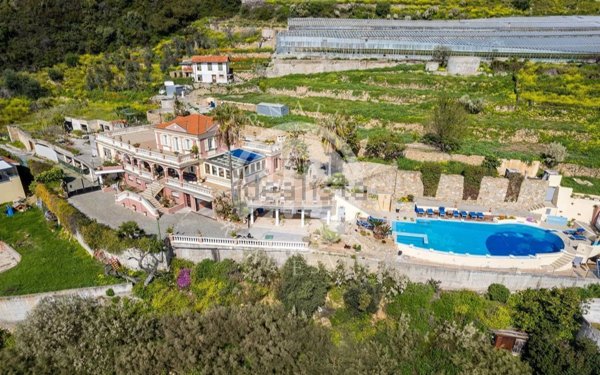 casa indipendente in vendita ad Ospedaletti in zona Porrine