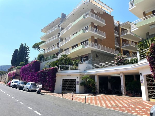 appartamento in vendita ad Ospedaletti in zona Porrine