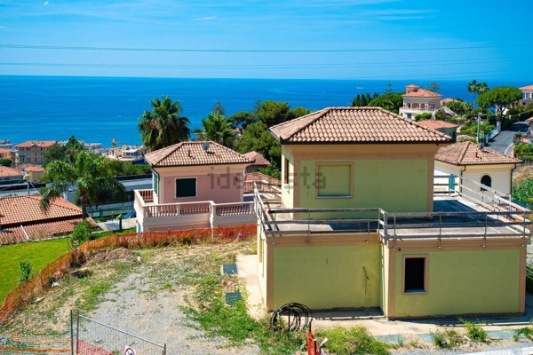casa indipendente in vendita ad Ospedaletti in zona Porrine