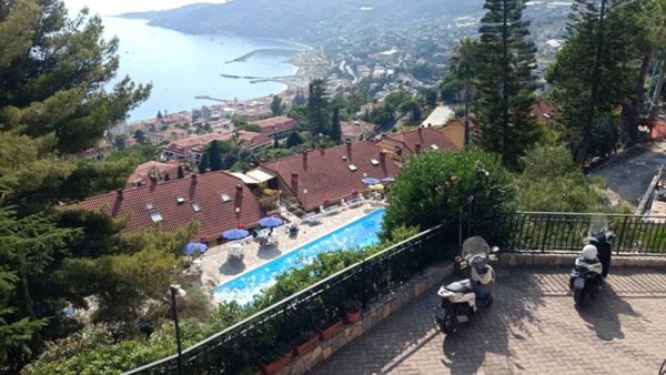 casa indipendente in vendita ad Ospedaletti in zona Porrine