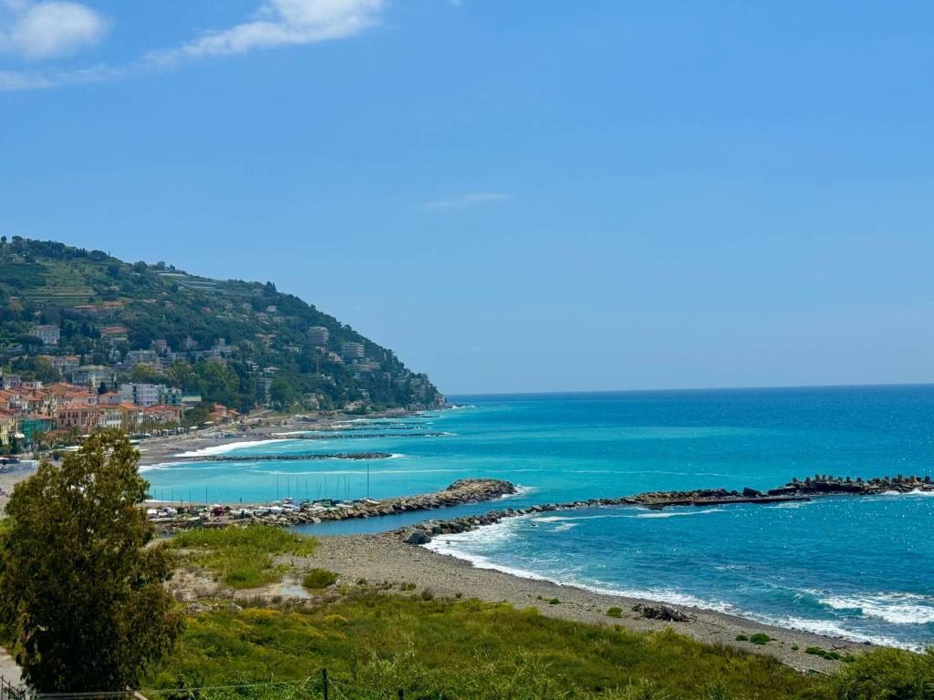 appartamento in vendita ad Ospedaletti in zona Porrine