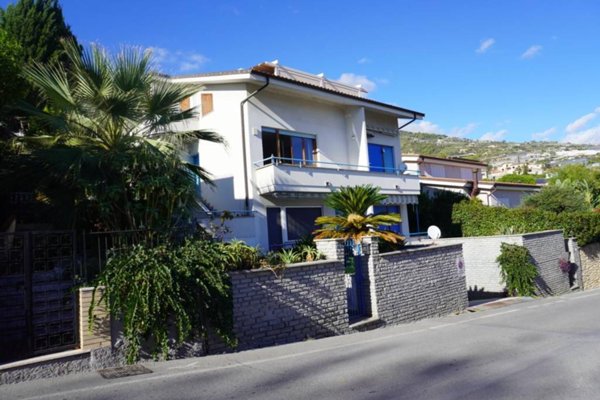 appartamento in vendita ad Ospedaletti in zona Porrine