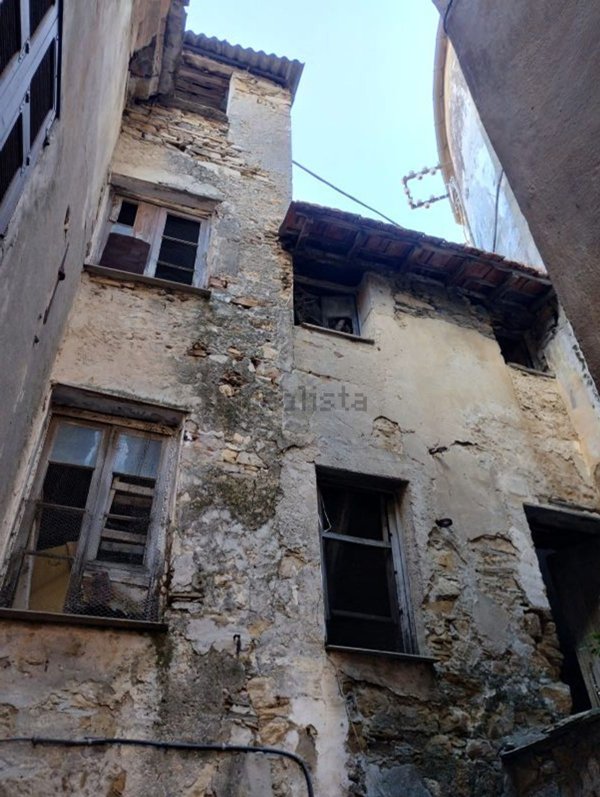 pentavano in vendita a Pietrabruna in zona Boscomare