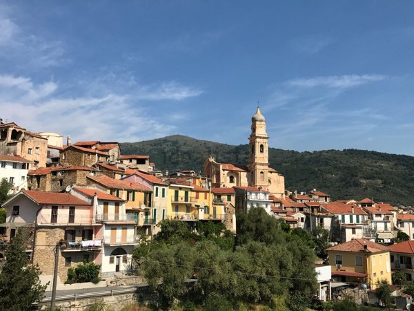 esavano in vendita a Pietrabruna in zona Boscomare