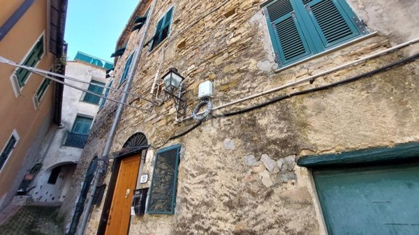 esavano in vendita a Pietrabruna in zona Boscomare