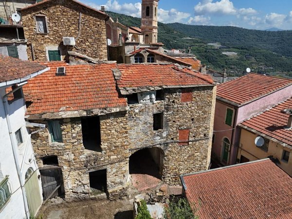 pentavano in vendita a Pietrabruna in zona Boscomare