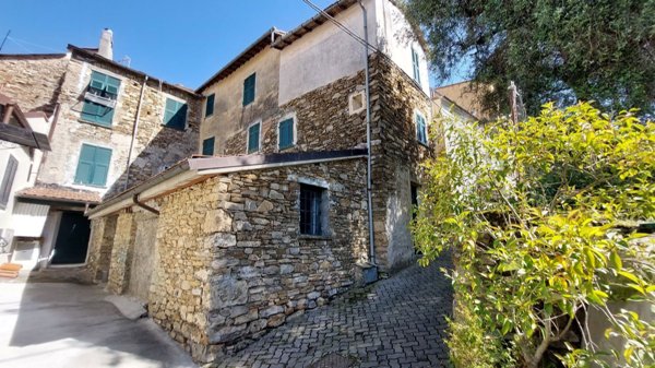 esavano in vendita a Pietrabruna in zona Boscomare