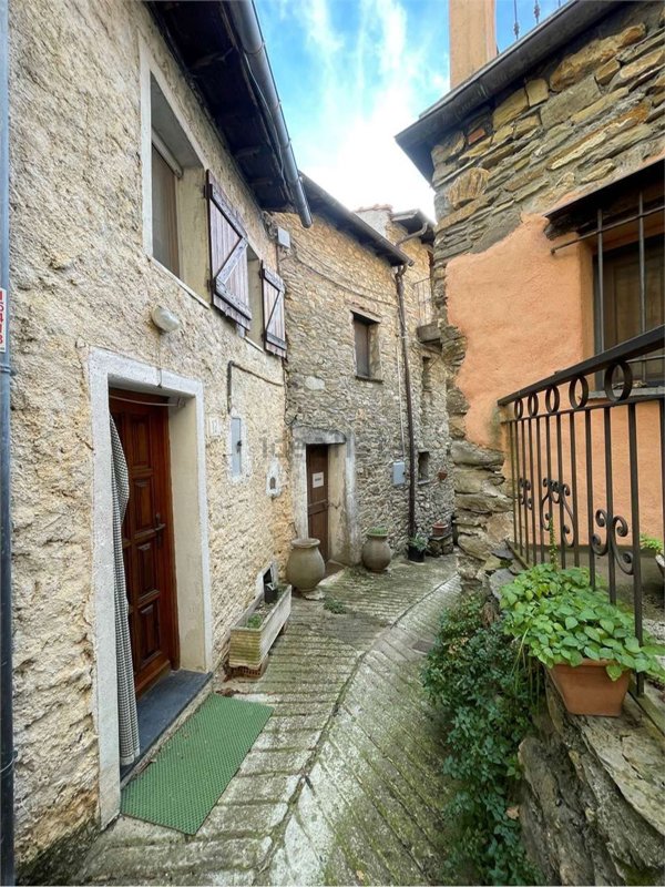 appartamento in vendita a Pieve di Teco in zona Lovegno