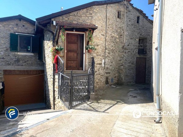 casa indipendente in vendita a Pieve di Teco in zona Acquetico