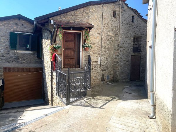 pentavano in vendita a Pieve di Teco in zona Acquetico