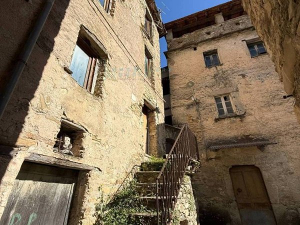 casa indipendente in vendita a Pieve di Teco in zona Muzio