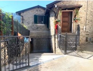 casa indipendente in vendita a Pieve di Teco in zona Acquetico