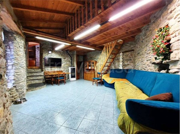 casa indipendente in vendita a Pieve di Teco in zona Acquetico
