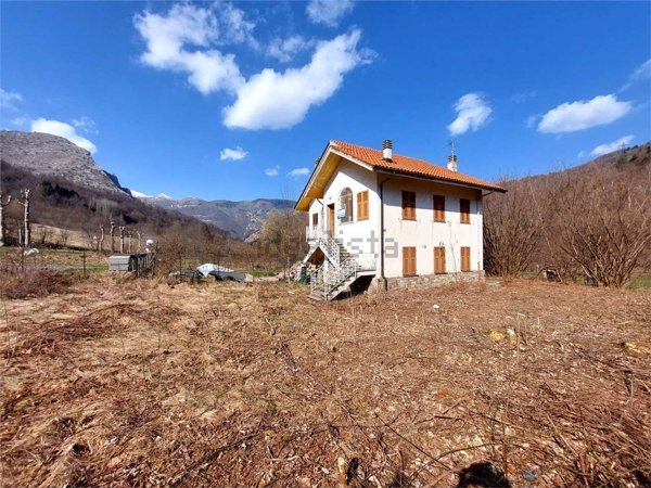 casa indipendente in vendita a Pieve di Teco