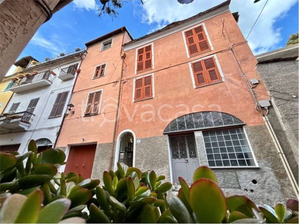 casa indipendente in vendita a Pieve di Teco