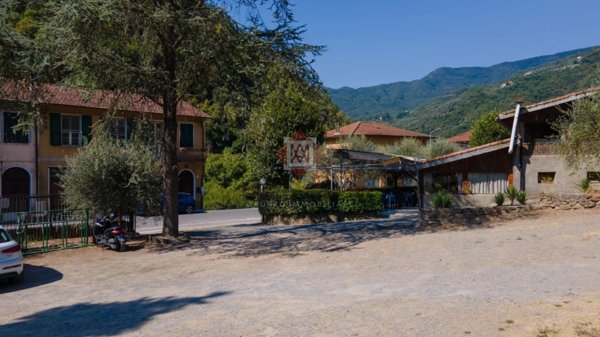 negozio in vendita a Pigna