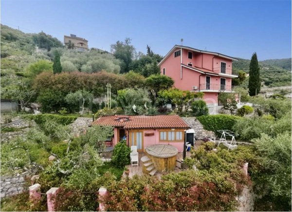 casa indipendente in vendita a Pontedassio