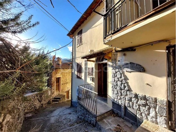 casa indipendente in vendita a Pornassio in zona Ottano