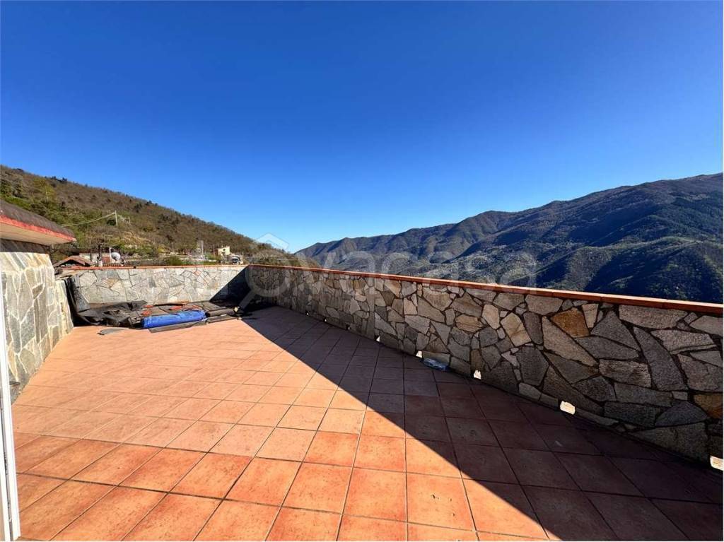 casa indipendente in vendita a Pornassio in zona Ottano
