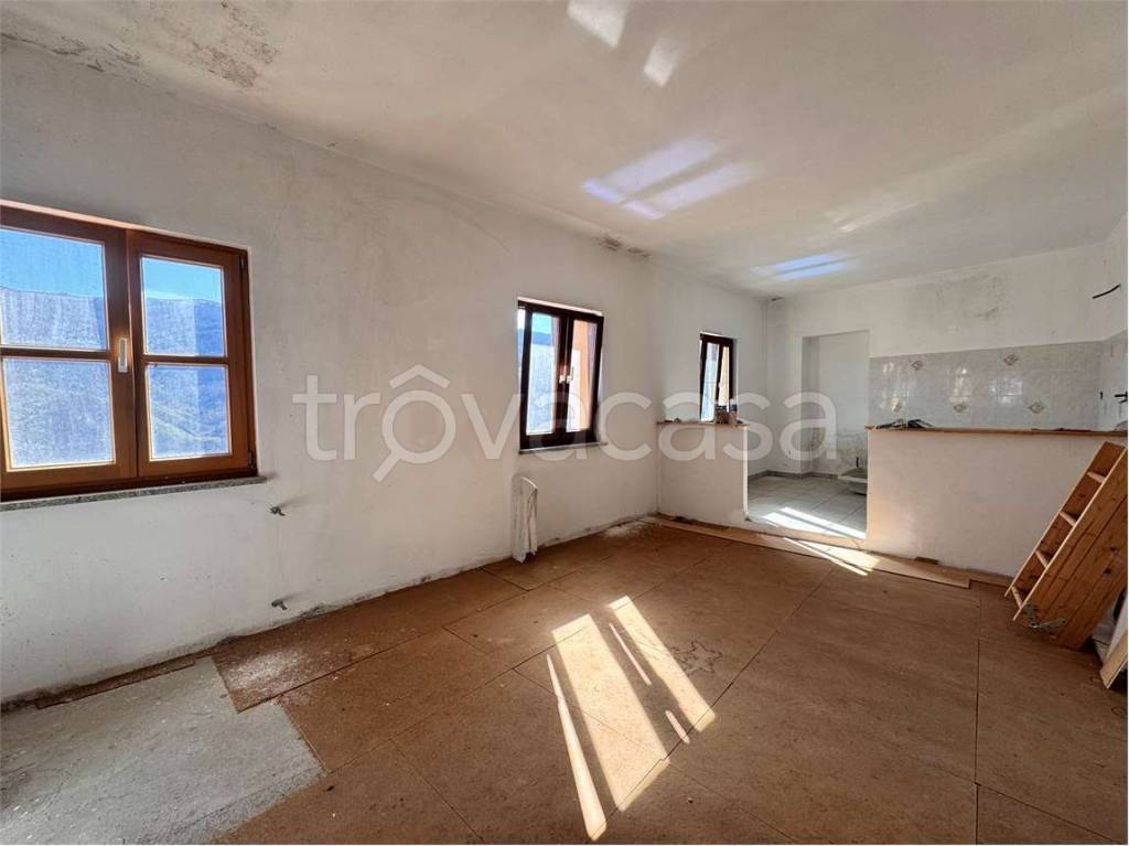 casa indipendente in vendita a Pornassio in zona Ottano