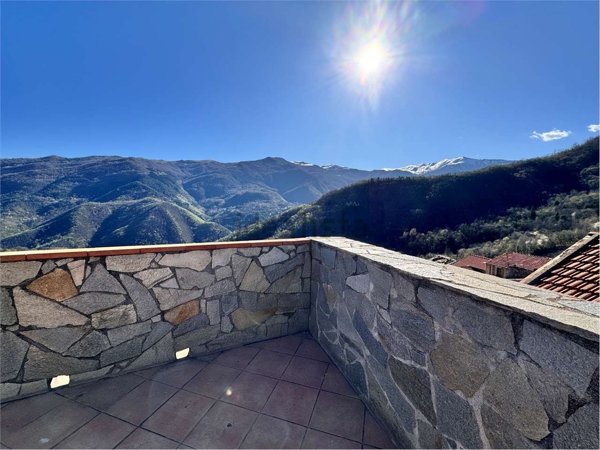 casa indipendente in vendita a Pornassio in zona Ottano