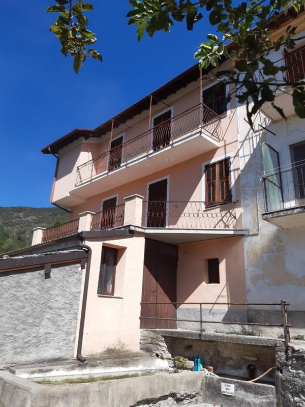 casa semindipendente in vendita a Pornassio in zona Ottano