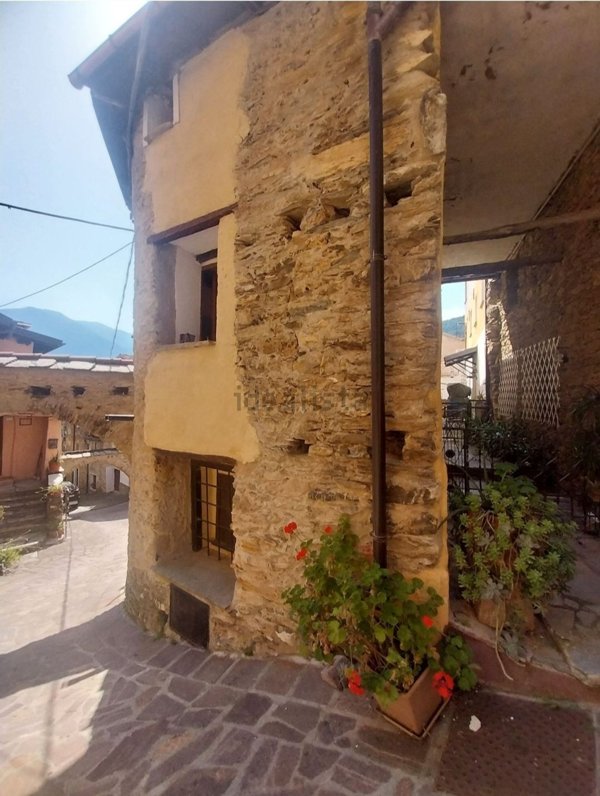 casa indipendente in vendita a Pornassio