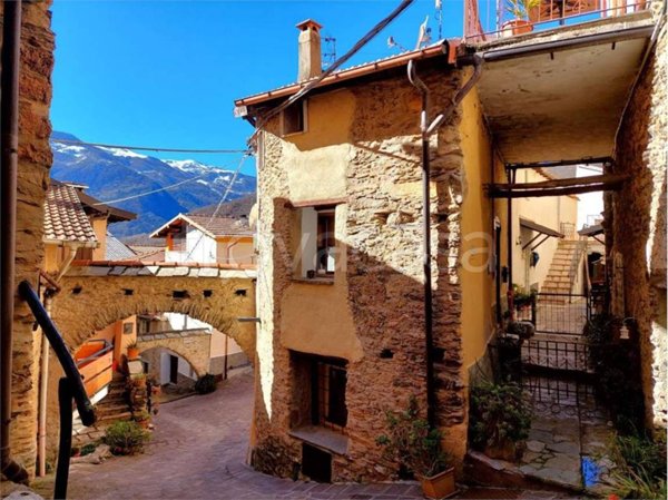 casa indipendente in vendita a Pornassio in zona Ottano