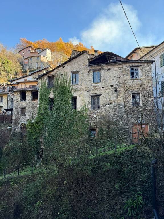 casa indipendente in vendita a Pornassio in zona Ponti
