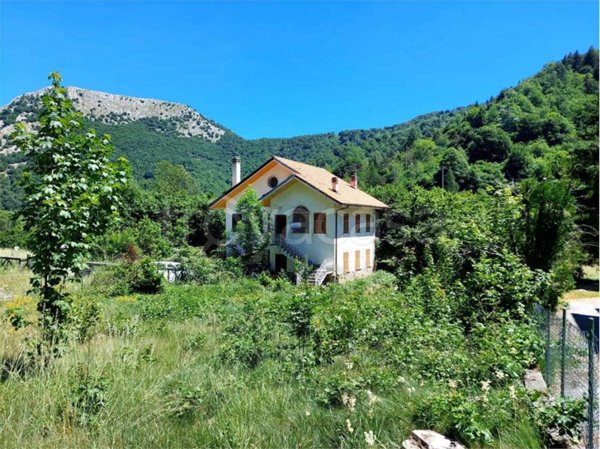 casa indipendente in vendita a Pornassio in zona Nava