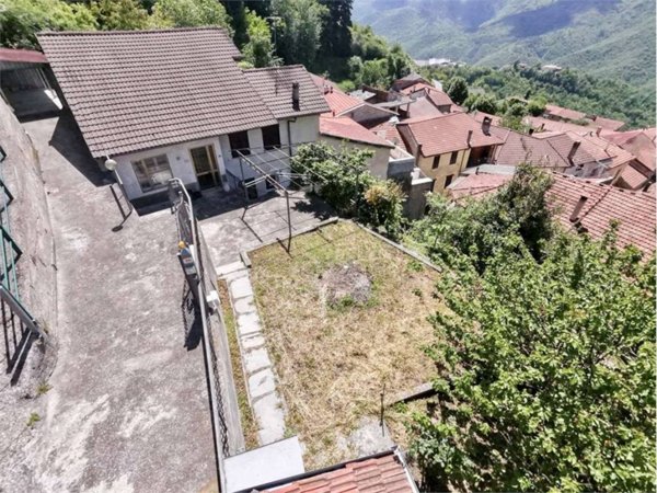 casa indipendente in vendita a Pornassio in zona Ottano