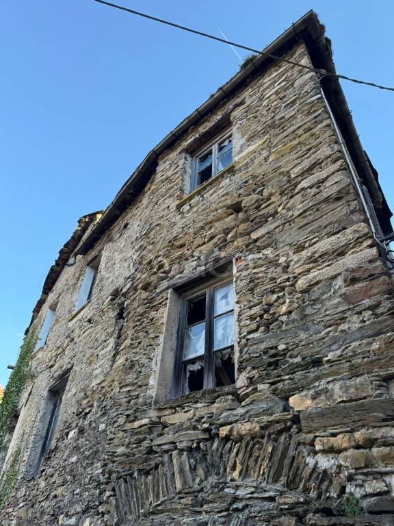 casa indipendente in vendita a Pornassio in zona Ponti