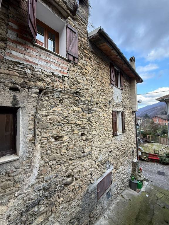 casa indipendente in vendita a Pornassio in zona Ponti