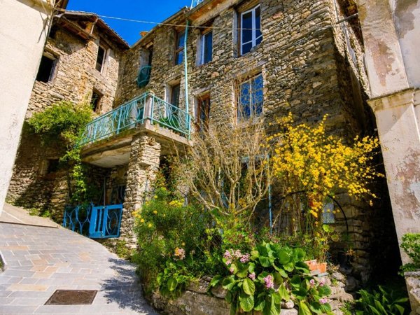 casa indipendente in vendita a Pornassio in zona San Luigi