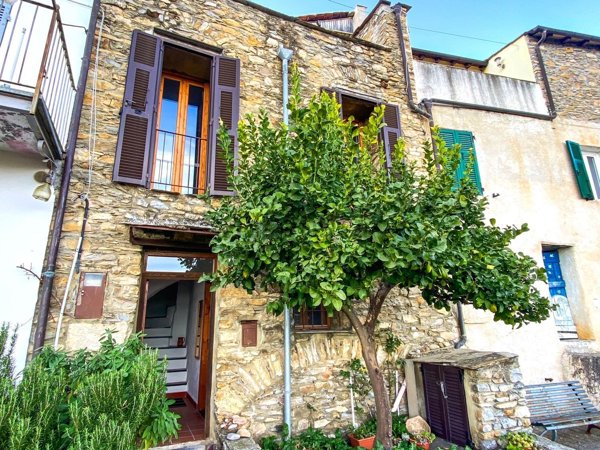 pentavano in vendita a Prelà in zona Valloria