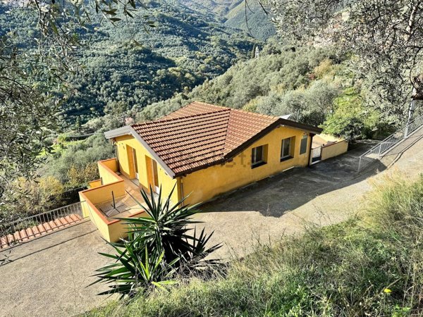 casa semindipendente in vendita a Prelà in zona Valloria