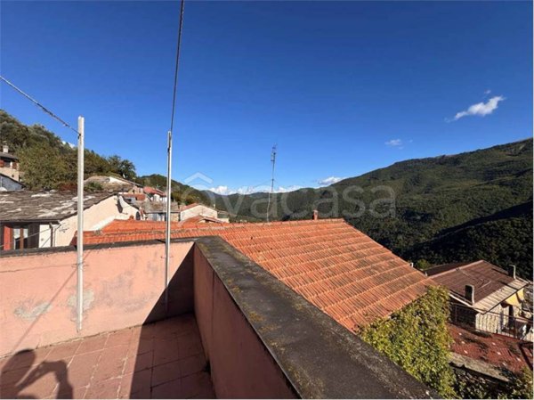 casa indipendente in vendita a Rezzo in zona Cenova
